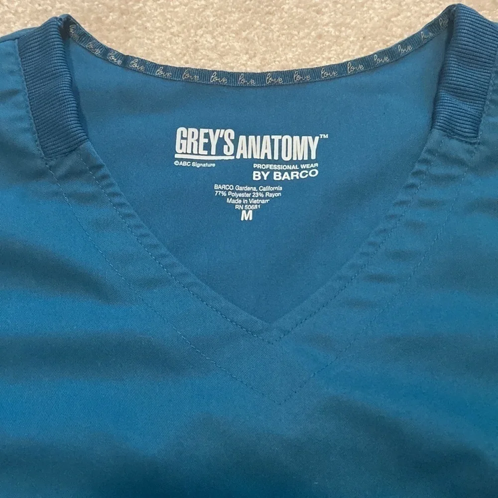 Grey’s Anatomy Bahama Scrub Top - Picture 2 of 2